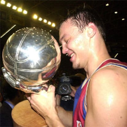 Jasikevicius mira sonriente el trofeo les acredita como campeones de la liga ACB.