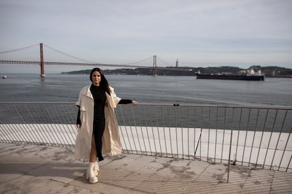La cantante portuguesa Lina, junto al río Tajo, en Lisboa.