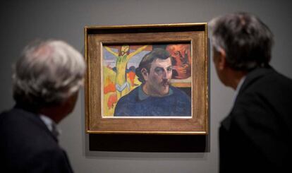 Dos visitantes ante uno de los autorretratos de Paul Gauguin en el la exposición que le dedica la National Gallery de Londres.