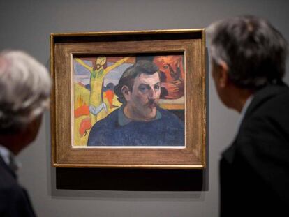Dos visitantes ante uno de los autorretratos de Paul Gauguin en el la exposición que le dedica la National Gallery de Londres.