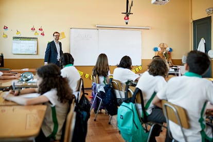 Un maestro imparte clase de ciencias a alumnos de nivel básico, en octubre de 2023 en Santiago (Chile).