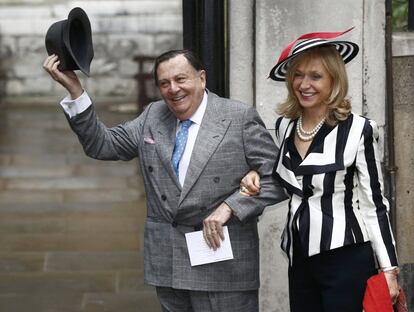 El comediante Barry Humphries y su esposa Lizzie Spender.