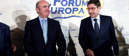 El ministro de Economía, Luis de Guindos (i), junto al presidente de Bankia, José Ignacio Goirigolzarri (d), al inicio del desayuno informativo del Fórum Europa. Goirigolzarri