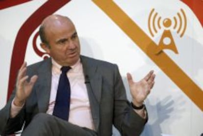 El ministro de Econom&iacute;a, Luis de Guindos, durante su intervenci&oacute;n hoy en la jornada &quot;The Spain Summit&quot;, organizada por The Economist 