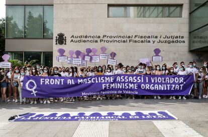 Concentración a las puertas de la Ciudad de la Justicia de Valencia con motivo del juicio de Chella, donde se juzga la violación y asesinato de una chica de 15 años.