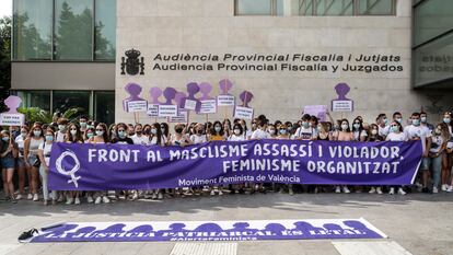 Concentración a las puertas de la Ciudad de la Justicia de Valencia con motivo del juicio de Chella, la pasada semana.