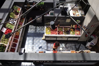 Vista panorámica del Mercado de San Antón, en la que se ve la frutería 4 Hojas regentada por mujeres.