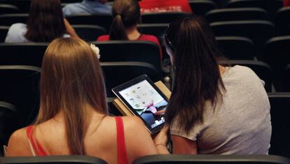 Dos estudiantes utilizan una tableta.