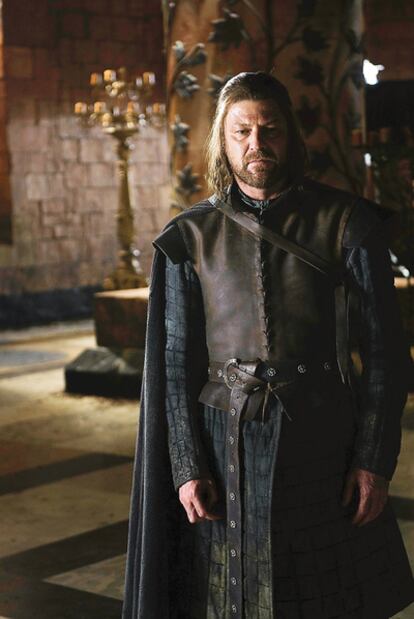 Sean Bean interpreta a Eddard Stark, el atormentado guerrero sobre cuyos hombros descansan las esperanzas de los suyos.