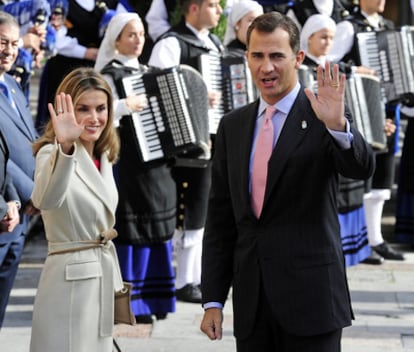 Don Felipe y doña Letizia, a su llegada a Oviedo para los premios Príncipe de Asturias.