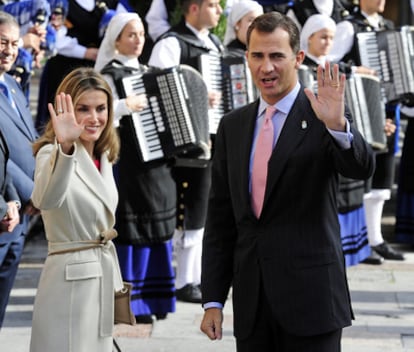 Don Felipe y doña Letizia, a su llegada a Oviedo para los premios Príncipe de Asturias.