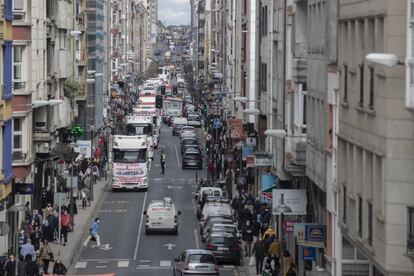 Cientos de camiones llegados desde diferentes puntos de Galicia e incluso de comunidades limítrofes, como Asturias, así como tractores -de ganaderos de carne y de leche- y taxistas circulan por la Ronda de La Muralla Romana de Lugo, con motivo de la huelga de transportistas, este pasado martes.