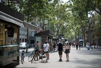 Joline, Melissa y Chiara, turistas veinteañeras de Berlín, toman un helado en las Ramblas.