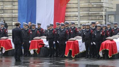 Emmanuel Macron, en la ceremonia por las víctimas del ataque en la sede de la policía en París, este martes.