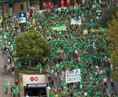 Vista general de la manifestación que bajo el lema "Contra la imposición, defendamos la educación" recorrió ayer las principales calles de Palma de Mallorca, en apoyo a la huelga de docentes, que comenzó el pasado 16 de septiembre, y en contra del decreto de Tratamiento Integrado de Lenguas (TIL).