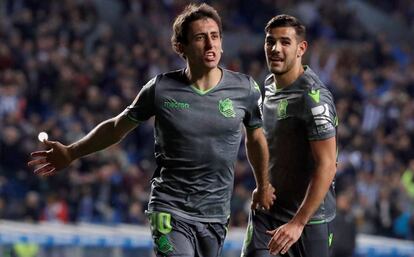 Oyarzabal celebra uno de sus goles, con Theo en segundo término.