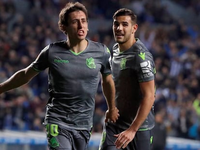 Oyarzabal celebra uno de sus goles, con Theo en segundo término.