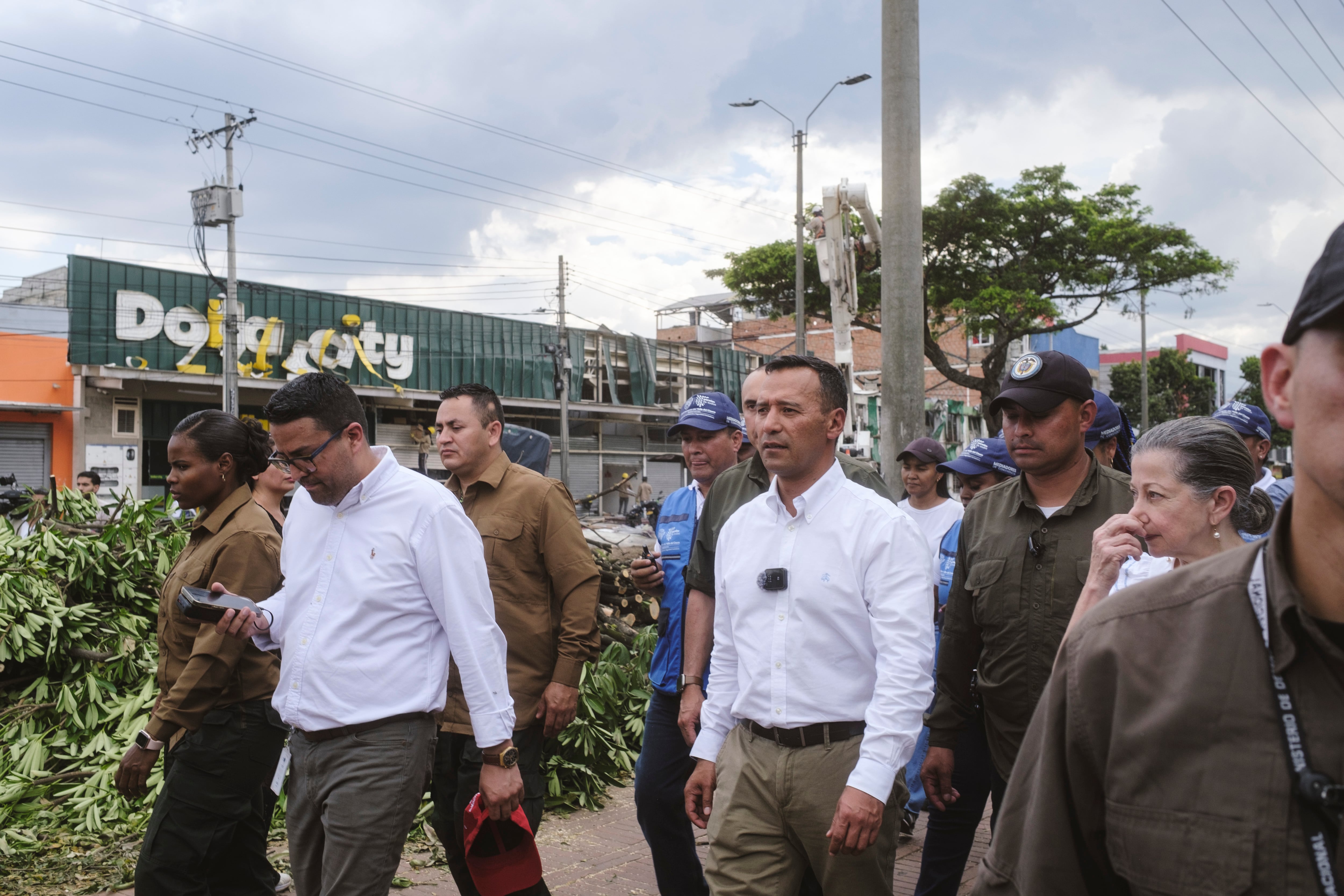Pedro Sánchez visita el lugar donde del atentado con un carro bomba, en Cali, el 22 de agosto de 2025. 