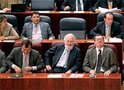 Albero Ruiz-Gallardón (dcha.), junto a Luis Eduardo Cortés, durante el pleno de la Asamblea.