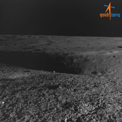 En su camino por la superficie lunar, el 'rover' se topó el 27 de agosto con un cráter de 4 metros de diámetro situado 3 metros por delante de su ubicación. Para evitar problemas, se ordenó al 'rover' que volviera sobre sus pasos para escoger otro camino más seguro.