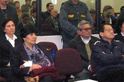 Abimael Guzmán, segundo desde la derecha, escucha la sentencia junto a la cúpula de Sendero.