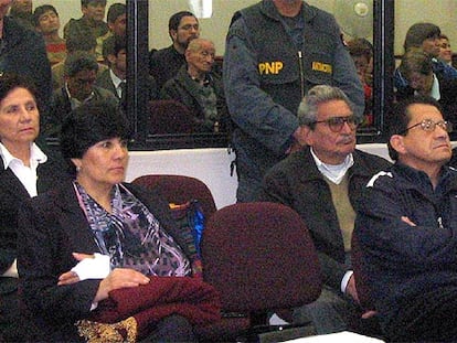 Abimael Guzmán, segundo desde la derecha, escucha la sentencia junto a la cúpula de Sendero.