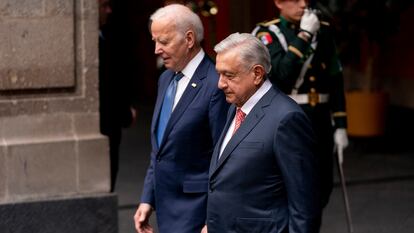 El presidente Joe Biden camina con el presidente mexicano, Andrés Manuel López Obrador, cuando llega al Palacio Nacional en la Ciudad de México, México, el lunes 9 de enero de 2023.