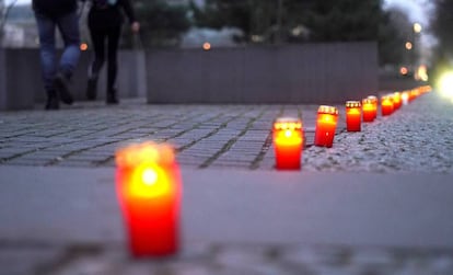 Velas en el monumento al Holocausto de Berlín.