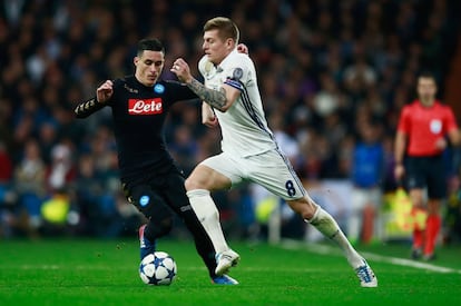 Toni Kroos lucha la pelota con el jugador del Nápoles José Callejón.