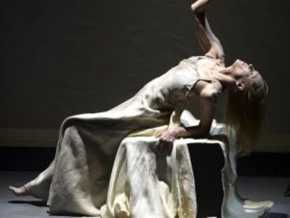 La bailarina Carolyn Carlson intrepreta 'Diálogo con Rothko'.