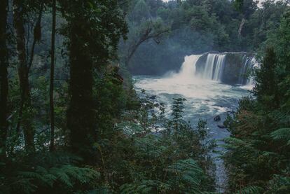 La cascada del Indio en el parque nacional Puyehue, en la región de Los Lagos.