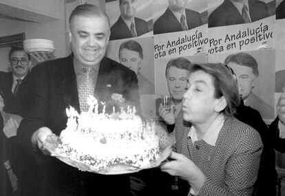 The Minister of Social Affairs and head of the list of the Malaga PSOE for the Congress of Deputies, Cristina Alberdi, took a break from the electoral campaign to celebrate her 50th birthday in the company of her colleagues from the Torremolinos group, on February 22, 1996.