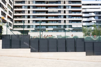 Niños dentro de una urbanización en Valdebebas.