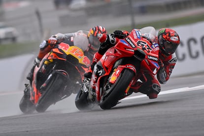 Francesco Bagnaia (derecha) durante las prácticas del GP de las Américas.
