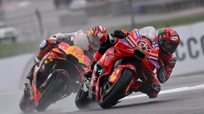 Francesco Bagnaia (derecha) durante las prácticas del GP de las Américas.