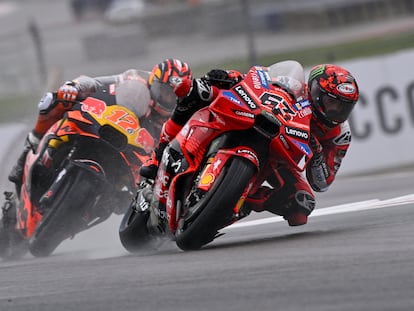 Francesco Bagnaia (derecha) durante las prácticas del GP de las Américas.