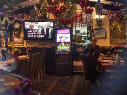Una televisión muestra un anuncio del debate electoral británico en una taberna de Gibraltar.