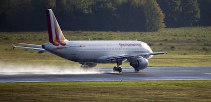 Fotografía de archivo del 16 de octubre de 2014 de un avión Airbus A320, el mismo modelo que se ha estrellado hoy. EFE