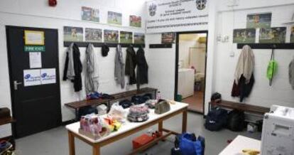 De arriba a abajo, acceso al campo del Sutton, vestuario visitante, duchas y caseta local.