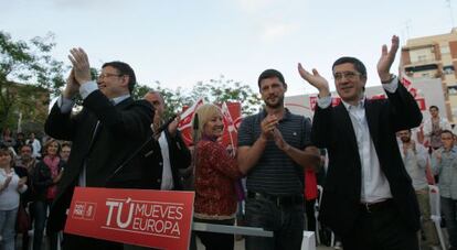 En primer plano, el secretario general del PSE-EE, Patxi López (derecha), y el líder del PSPV, Ximo Puig, en el mitin de Elche.