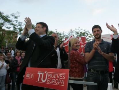 En primer plano, el secretario general del PSE-EE, Patxi López (derecha), y el líder del PSPV, Ximo Puig, en el mitin de Elche.