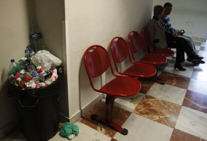 Overflowing trash cans are now a common sight at the Alicante General Hospital, which serves nearly two million people.