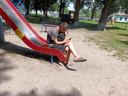 Oleksandr Radchuk, de 13 años, jugaba con su móvil en un parque de Ichnia, en el norte de Ucrania, el pasado día 2.