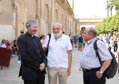 Juan Carlos Molina (Centro) Presidente de Icomos a nivel nacional, después de su visita a la Mezquita de Córdoba para valorar los daños del incendio, acompañado del deán Joaquín Alberto Nieva (izquierda) y de José Juan Jiménez Güeto (derecha).