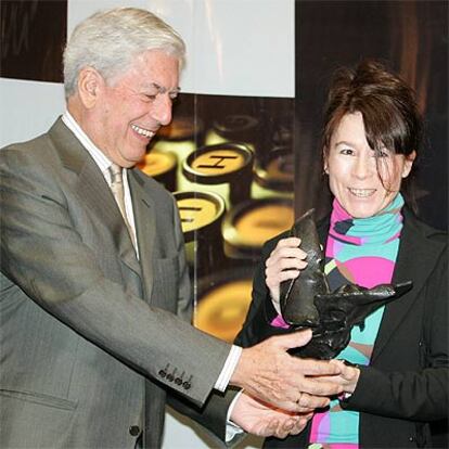 Mercedes Abad recibe el premio de manos de Mario Vargas Llosa.