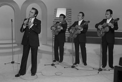 Noviembre 1972. <br>El cantante Manolo Escobar, acompañado por sus hermanos, durante la grabación de un programa de televisión.