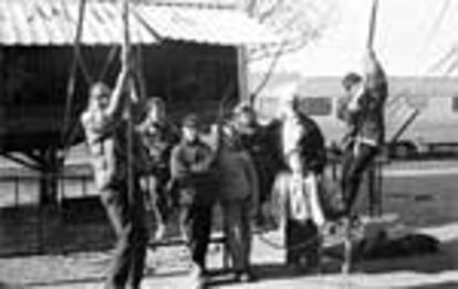 Los alumnos del Circo Olimpia Uno, junto a su profesor.