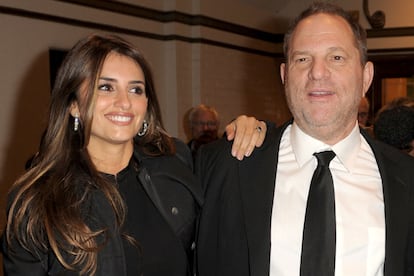 El productor Harvey Weinstein con Penélope Cruz, a quien ha producido desde su llegada a Hollywood.