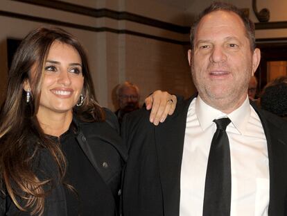 El productor Harvey Weinstein con Penélope Cruz, a quien ha producido desde su llegada a Hollywood.