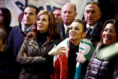 La novia del ex primer ministro italiano Silvio Berlusconi, Francesca Pascale (2d), asiste a la protesta convocada por sus seguidores junto a su domicilio del palacio Grazioli, en Roma, Italia, el 27 de noviembre del 2013.